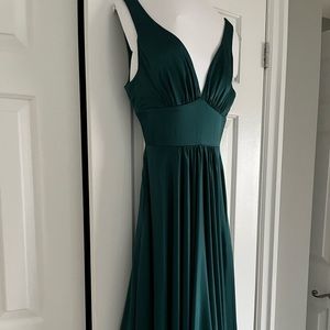 Floor length emerald green prom dress.